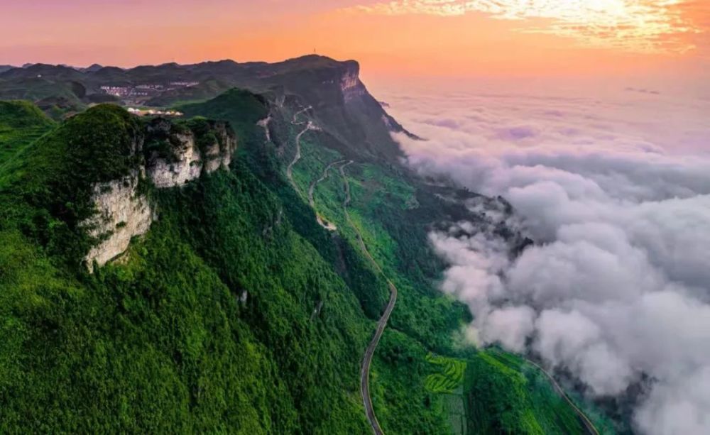 隐藏在湘西世界地质公园的武陵大山脉怀抱,横卧在酉水河畔的里耶镇