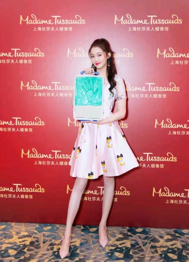 关晓彤为鹿晗庆生后首亮相,成为入住杜莎夫人蜡像馆最年轻女艺人!