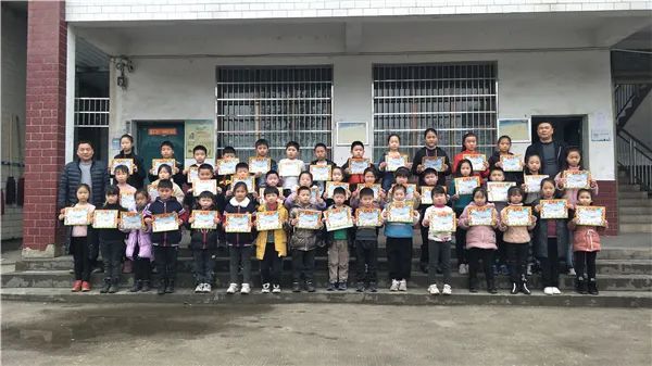 仁皇山小学都是外来人口吗_我们都是追梦人图片(2)