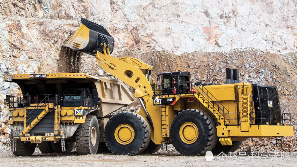 胎比人还要高的矿山装载机霸主cat-994k铲车你见过吗?