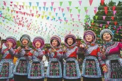 2018年10月15日,兴文县苗族妇女们唱起山歌,迎接远道而来的客人