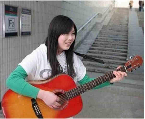任月丽:23岁凭借一首歌曲在春晚走红,如今