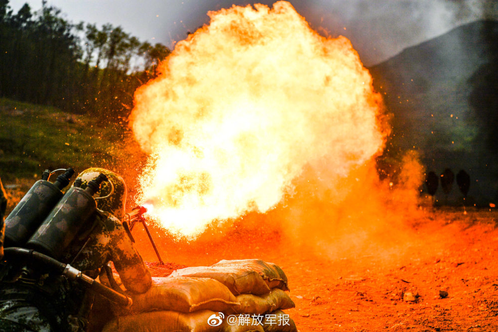 火龙出击,多角度实拍喷火兵训练瞬间!