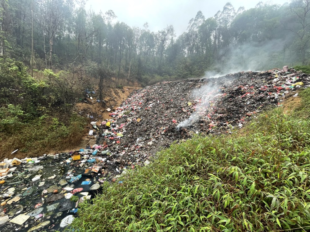 (新华视点·图文互动"风一吹,村里都是烧垃圾的味道—农村垃圾