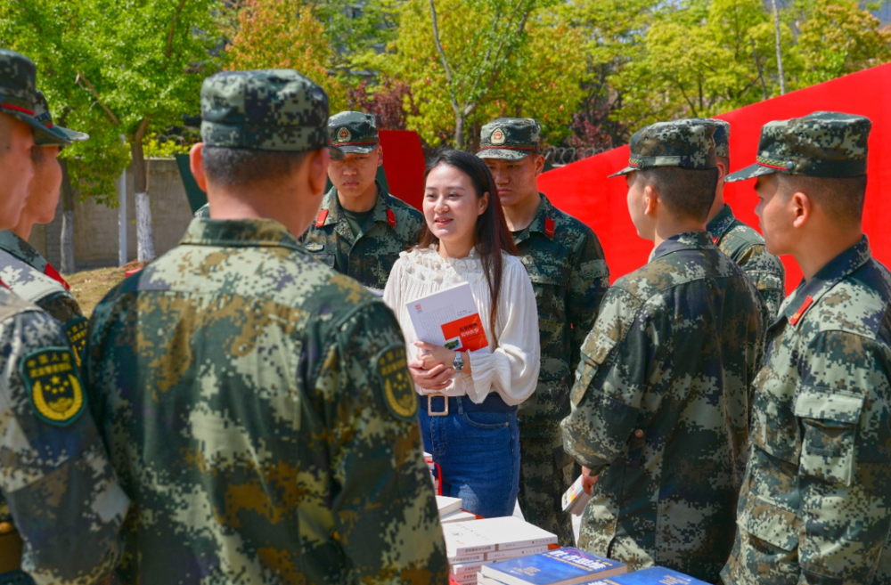 近日, 武警兵团总队执勤第六支队 邀约驻地新华书店开展了 "流动图书