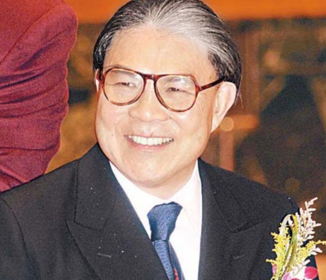 无奈后来两家交恶,在赌王的安排下,何超英被迫嫁给殡葬业大王萧百成