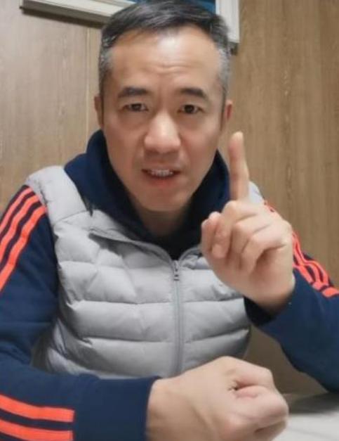 从央视名嘴到"阶下囚",现年49岁的邱启明,如今生活幸福美满