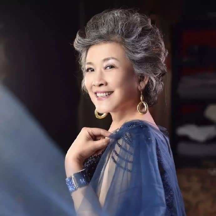 国家一级演员当初为了事业不育如今61岁做奶奶的年纪却当妈妈