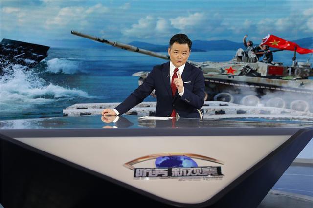 还回归自己的本职工作,李佳明在央视国防军事频道主持《防务新观察》