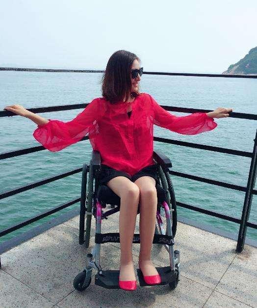 美女主持梁艺22岁不幸在5分钟内全身瘫痪今坐轮椅征婚无人娶
