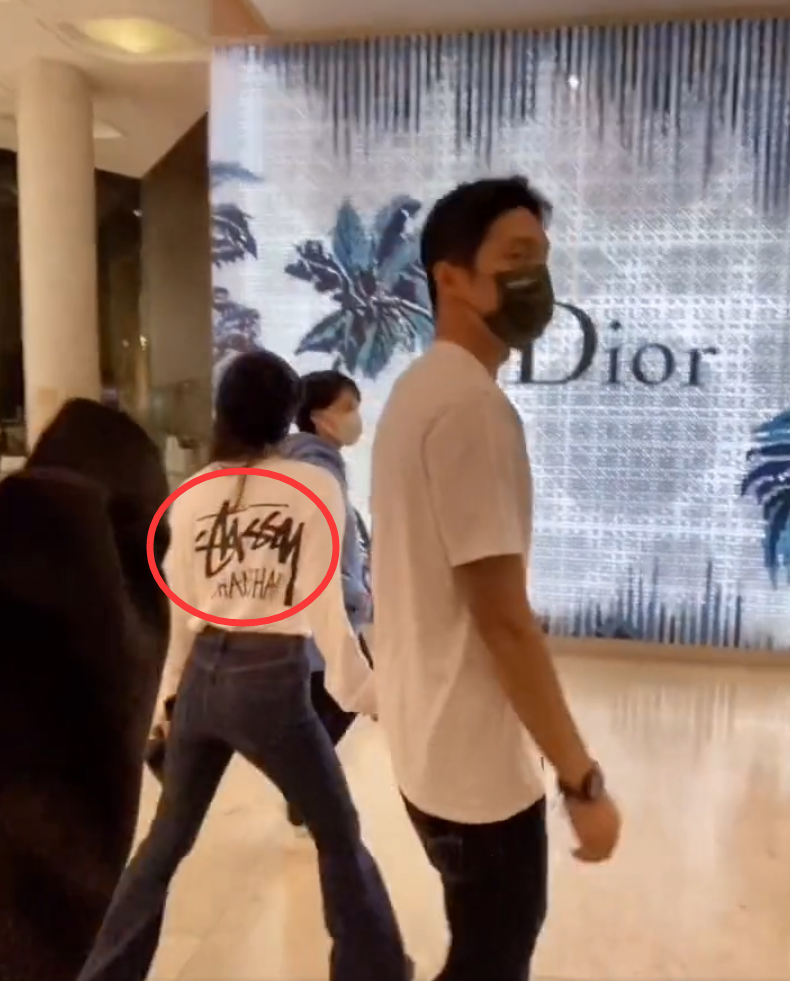 王子文与男友逛街被偶遇,十指相扣甜炸屏,吴永恩看镜头不苟言笑