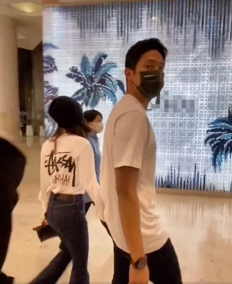 王子文与男友逛街被偶遇,十指相扣甜炸屏,吴永恩看镜头不苟言笑