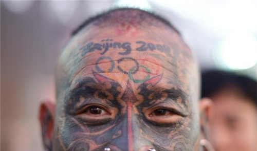 中国纹身第一人曾吓哭小女孩父母不愿相认他追求的是艺术吗