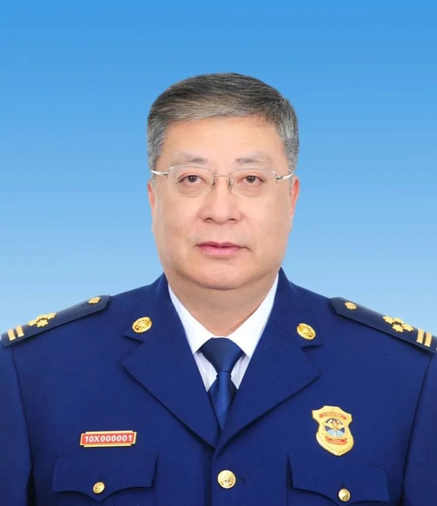 仪式上,代旭日总队长领誓,全场消防救援人员进行了集体宣誓;政治部