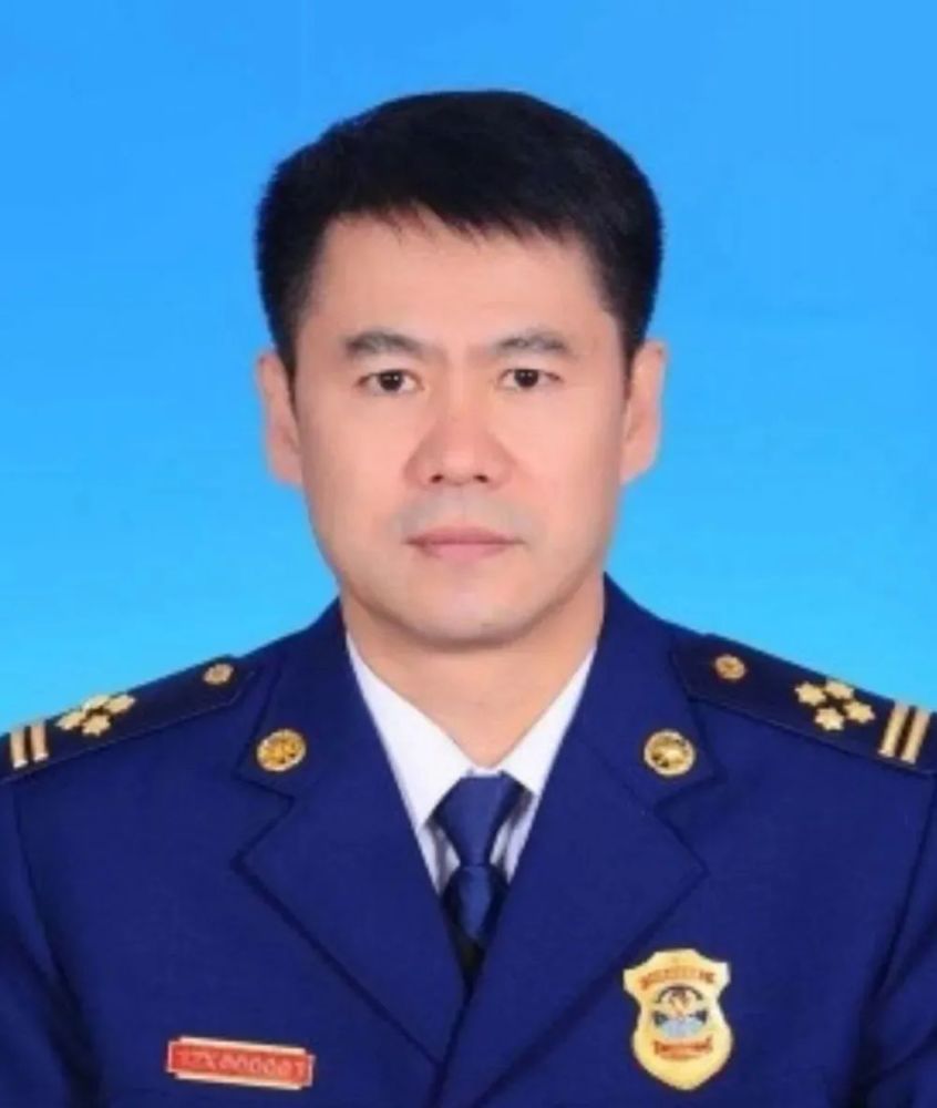 历任江西省公安消防总队南昌市支队副支队长,江西省公安消防总队