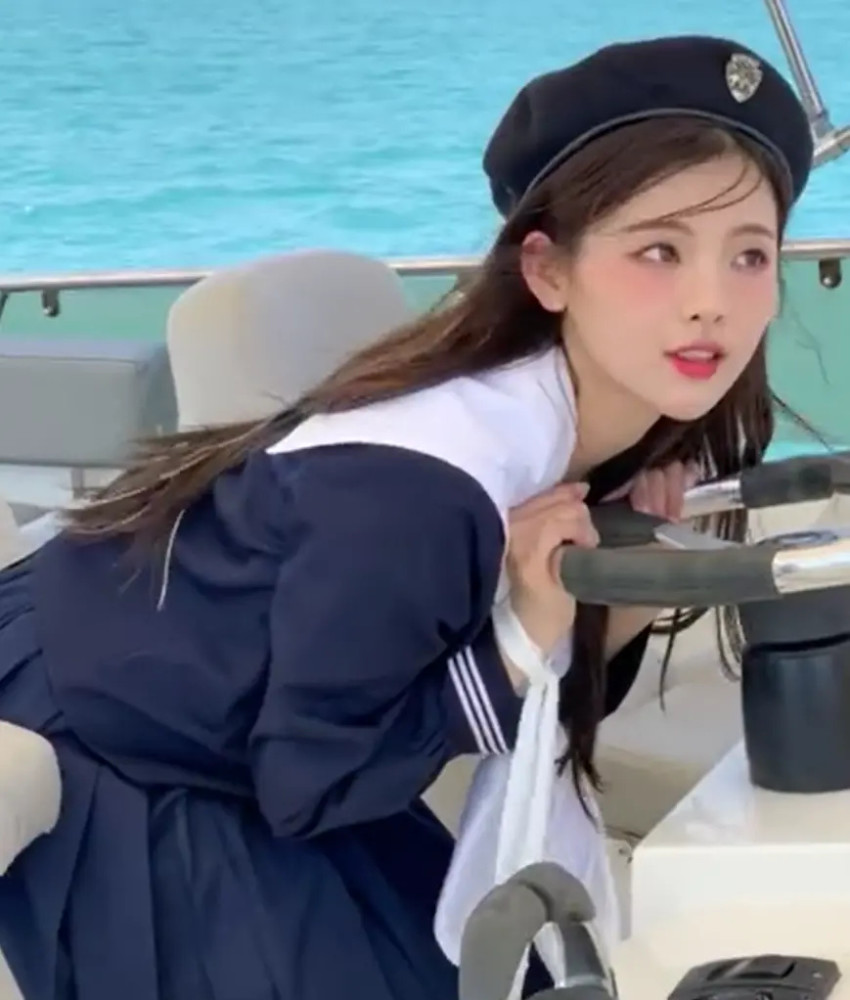 杨超越水手服造型