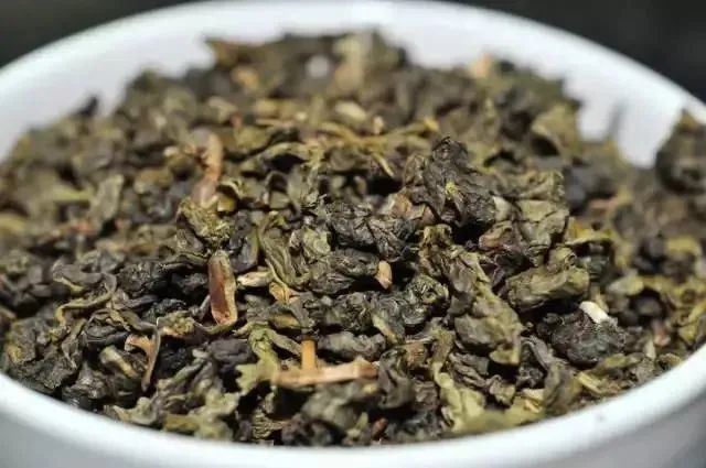 "铁观音"既是茶名,又是茶树品种名,此茶外形条索紧结,有的形如秤勾,有