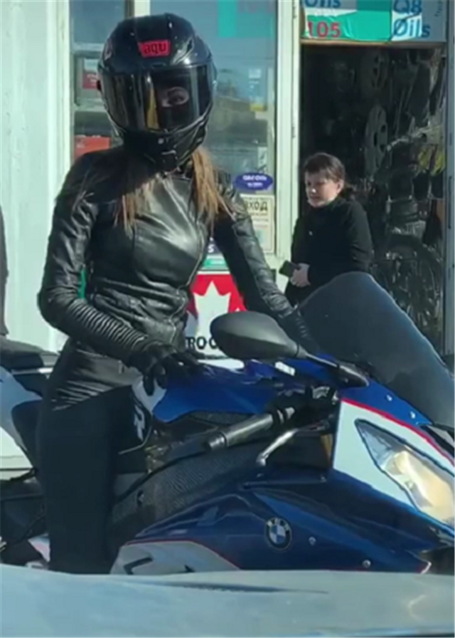 最近,在浙江就有人拍到杭州一位90后女骑,座驾宝马s1000rr,上街骑车