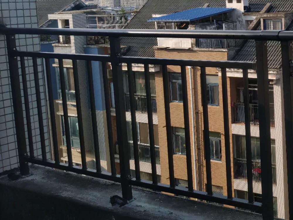 什么材料做的阳台护栏工程上最常用?