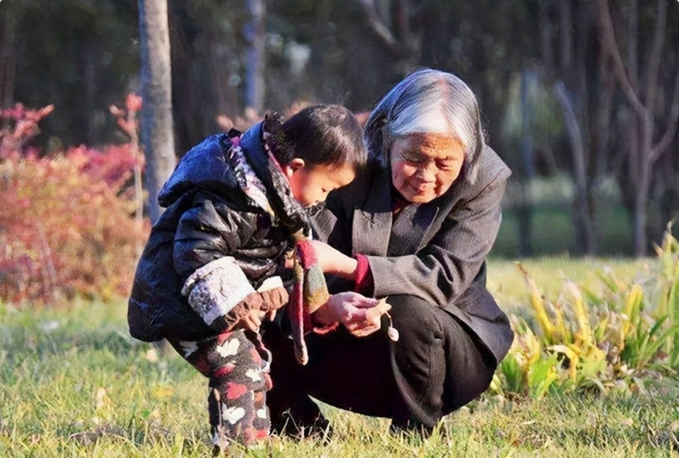 "别让老人带娃睡,不健康",老人带娃睡,真的有隐形伤害吗?