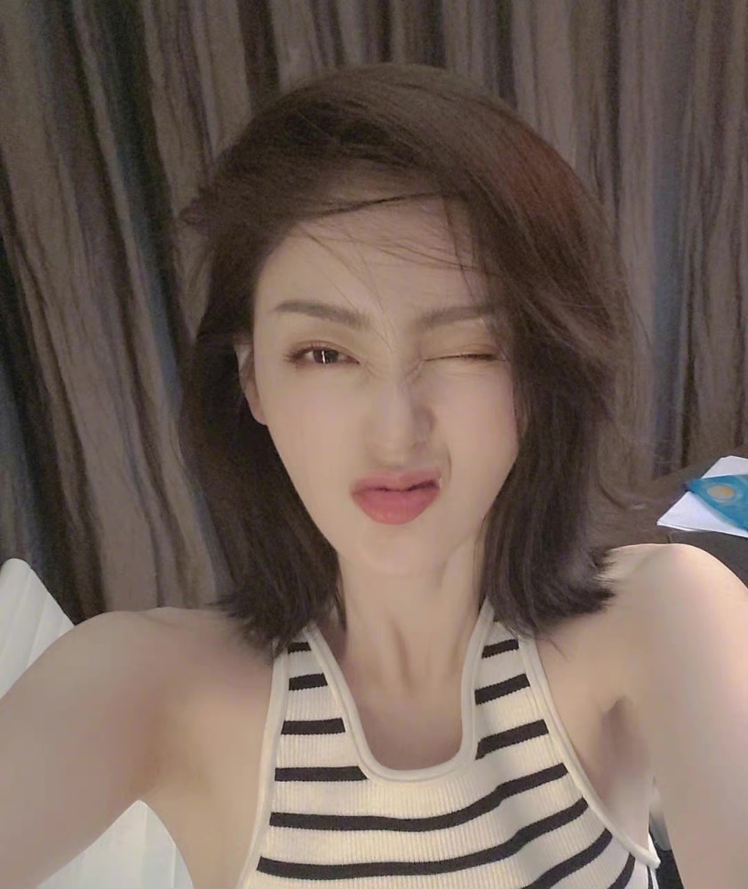 张天爱深夜营业晒自拍齐肩短发鬼马俏皮
