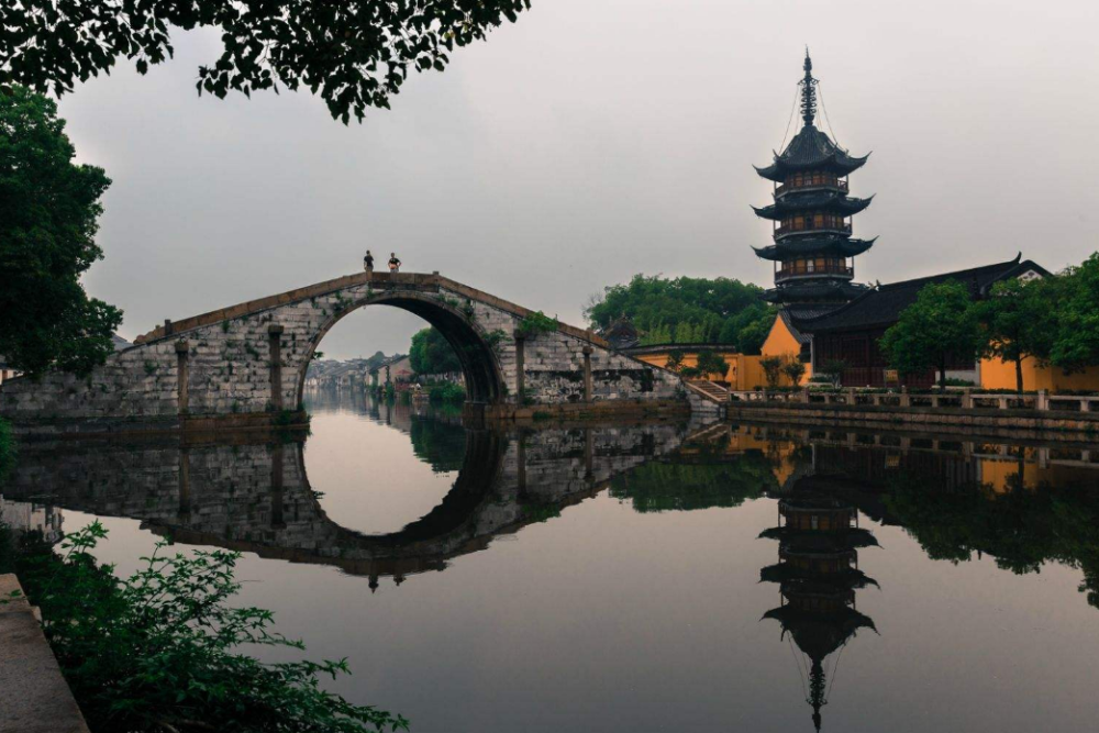 苏州是我国最著名的旅游城市之一,在这里有无数的风景名胜,著名的