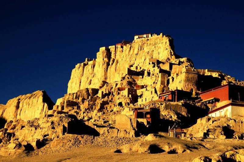 古格王朝遗址位于西藏阿里地区的一座土山上,是从10到16世纪不断扩建
