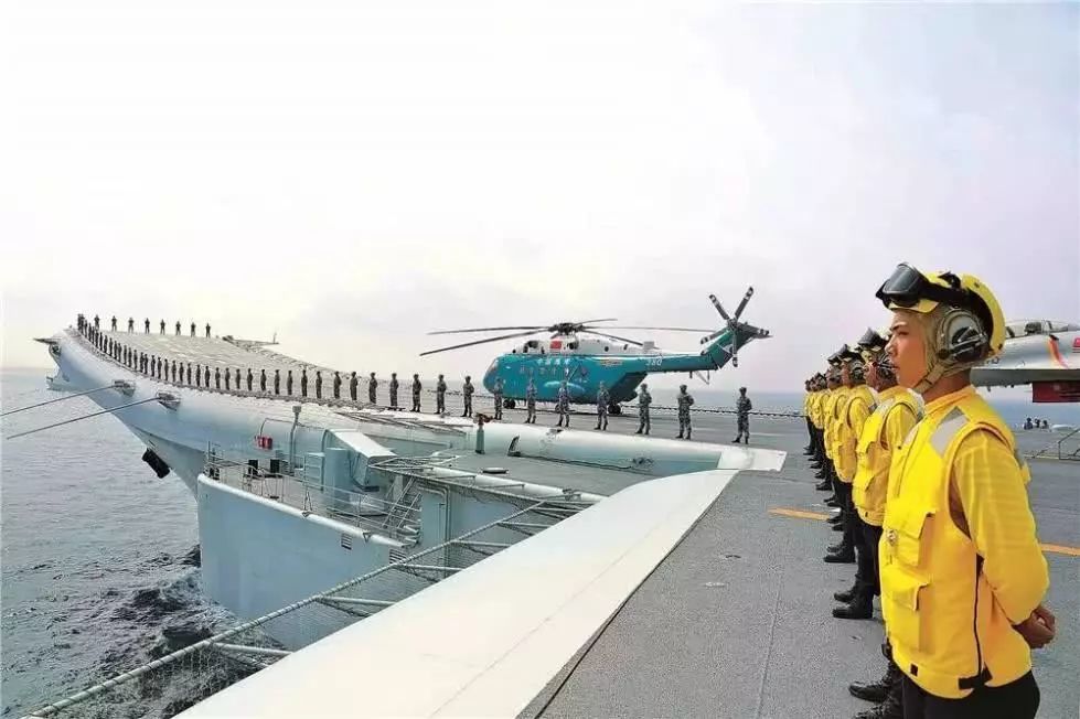 接受检阅的海军航母舰载机航空兵部队.