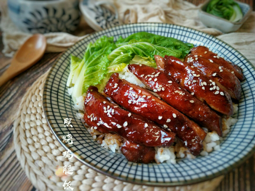 颜值超高的日式照烧鸡腿饭,荤素搭配,酱香浓郁,味道不