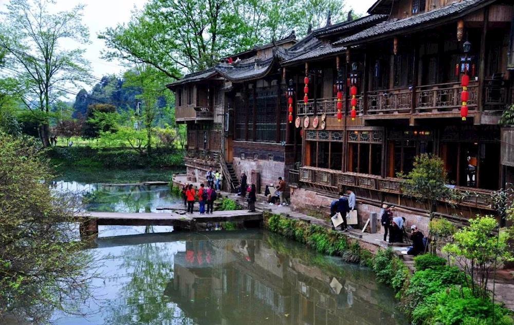 坐落在四川的这个古镇,有"烟雨柳江"之称,景色可与丽江对标