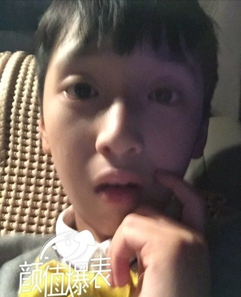 大家没见过的严浩翔系列,严浩翔:我小时候喜欢发自拍