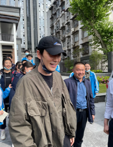 朱一龙回母校探望老师,师生簇拥签名合照|武汉市第十四中学|朱一龙