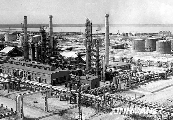 这是1965年拍摄的大庆油田炼油厂一角(资料照片).