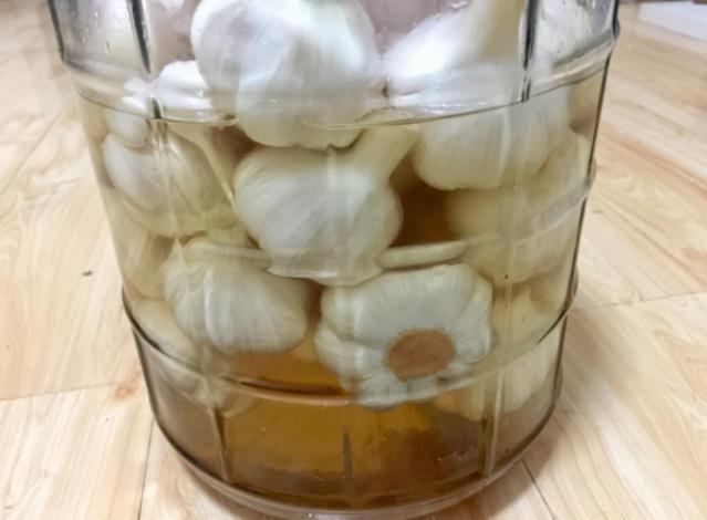 大蒜新上市糖蒜腌制正当时这里有一种用了50年的家常做法