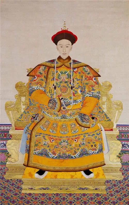 清朝共有12位皇帝,从历代帝王画像就能看出,大清由盛转衰的轨迹