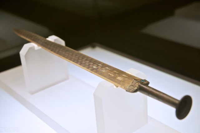 越王勾践剑深埋地下2500年,毫无锈迹,科学解释清楚了吗?
