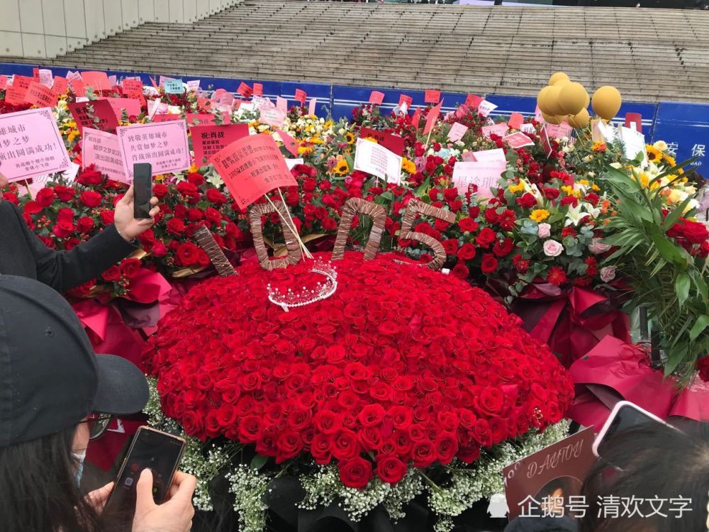 肖战话剧巡演代言联动送花墙北京台公开送祝福粉丝1005朵玫瑰太浪漫