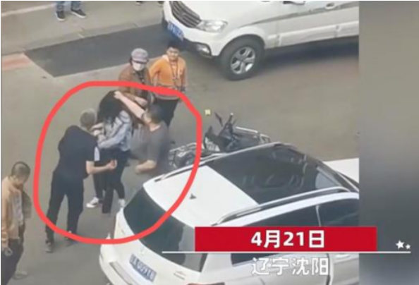 沈阳女子骑电动车刮蹭奔驰,被两男车主扯头发暴揍,女子被打鼻血直流