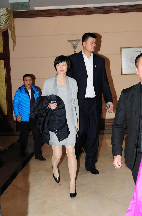 姚明妻子身材挺好,穿短裙秀出了长腿,190的身高站姚明