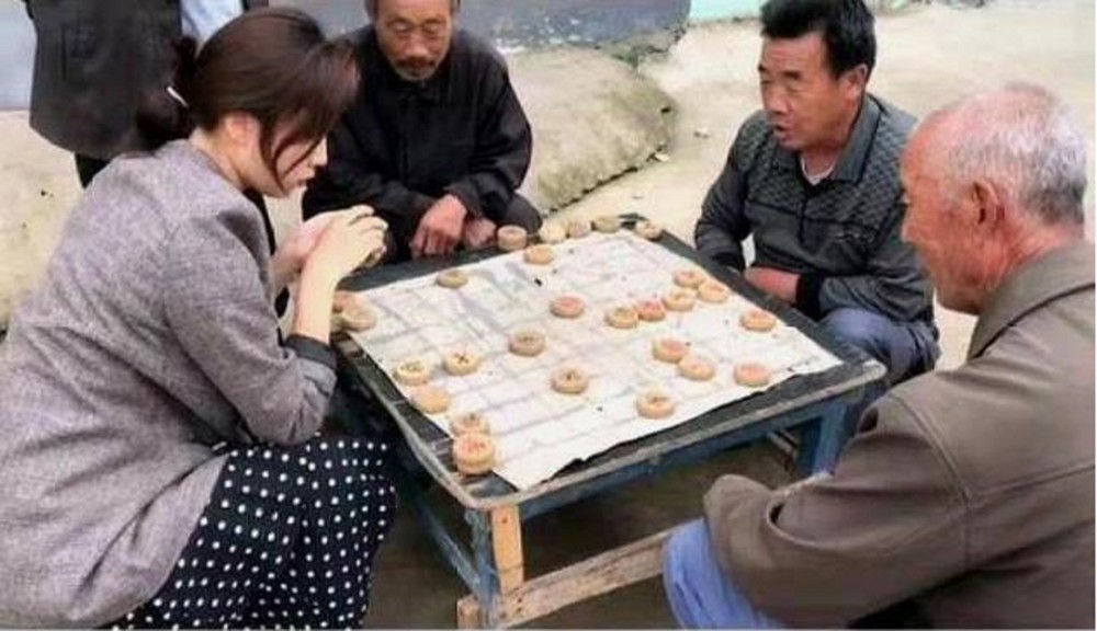 王铁锤:美女下棋"虐哭"大爷,究竟是象棋高手,还是摆拍