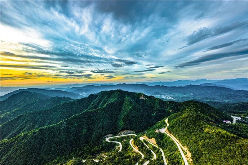 中国红岭公路最险,最美的路段这辈子一定要去走一次!