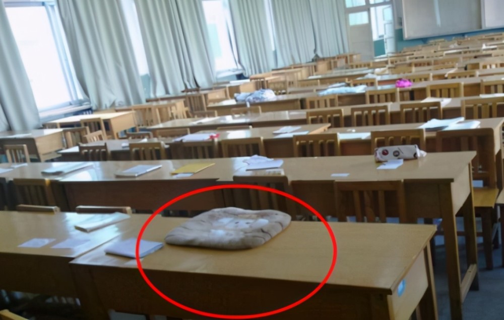 清华大学教室实拍:"卷王云集"的地方,占座都这么"卷"了?