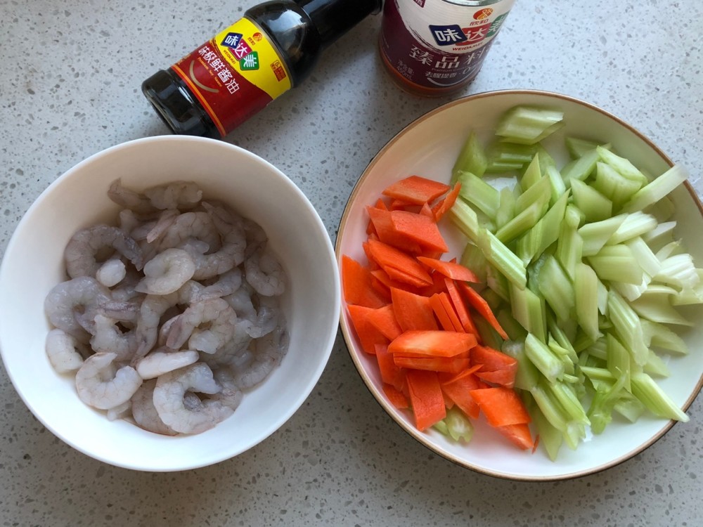 简单的家常菜,芹菜炒虾仁,虾仁鲜美,芹菜脆爽,方便下饭