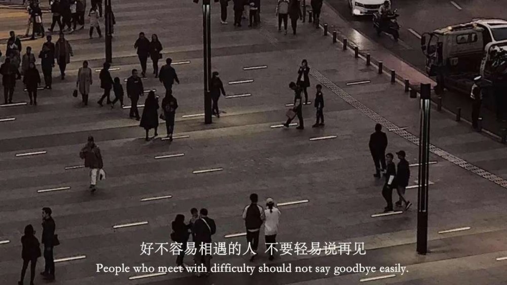 一边崩溃一边治愈的文案