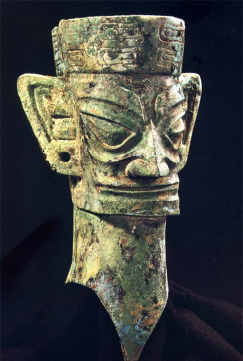上图的纵目面具也是出土于三星堆,它的额部还铸有夔龙额饰,而这种纵目