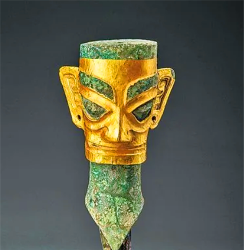 上除了近期出土的黄金面具,在此之前,就已经出土了带着黄金面罩的人像