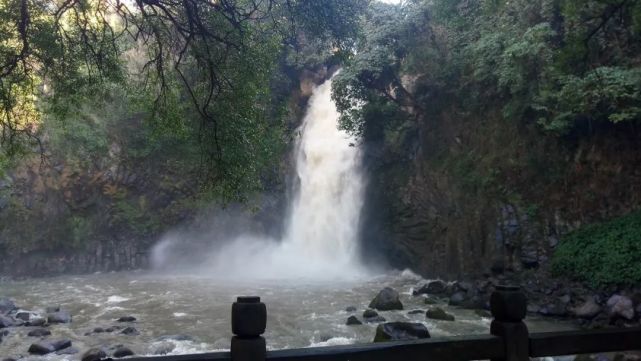 腾冲叠水河——全国唯一的城市火山堰塞瀑布