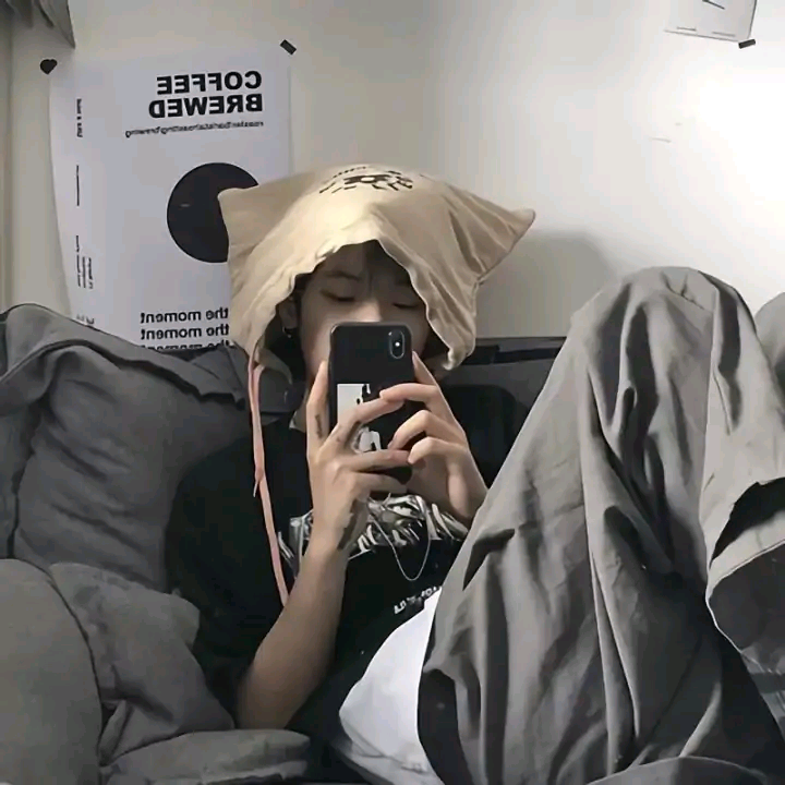 微丧男头|面无表情的擦肩而过都是装的
