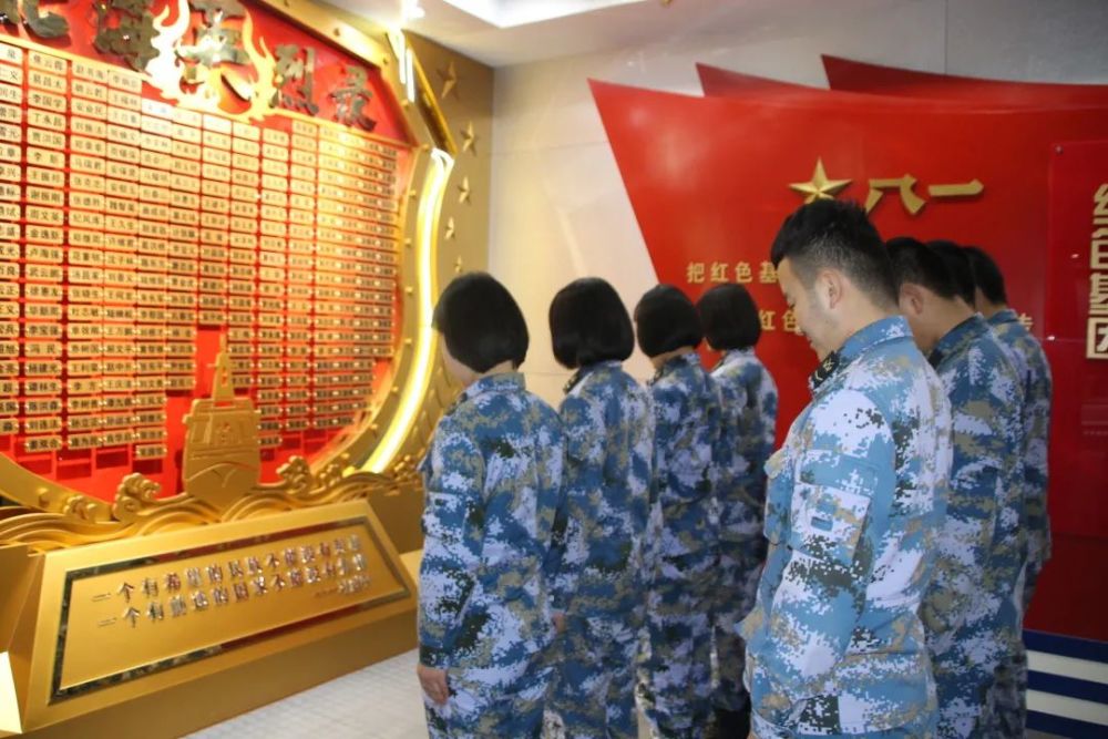 人民海军成立72周年纪念日:海军官兵这样庆祝!