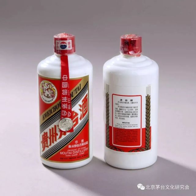 2001-2005年,飞天茅台在正标上方显著位置标注了生产年份,但具体的